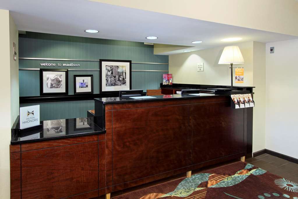 Hampton Inn Madison Beltér fotó